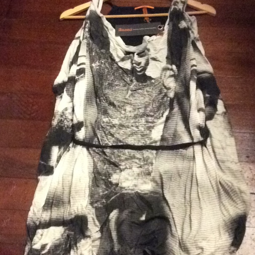 Sleeveless Anama tunic.
